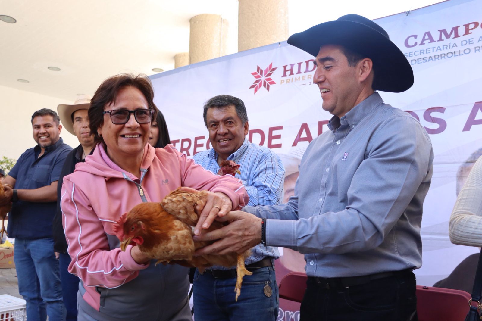 Con entrega de aves de doble propósito gobierno de Hidalgo fortalece la economía de las mujeres rurales